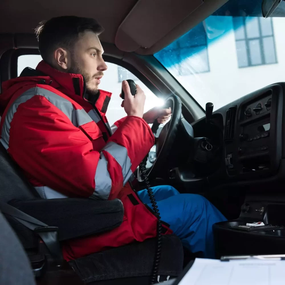 motorista de veiculo de emergencia